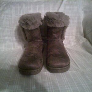 SO Women's Paulina Camo Faux Fur Winter Boot‎ Size 7 USA